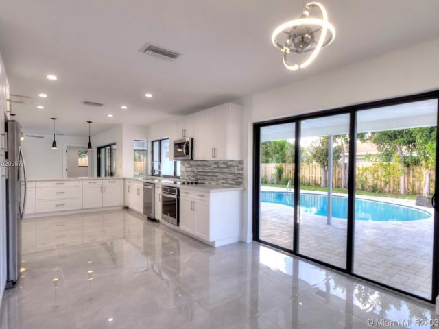 Дом в аренду по адресу 1001 NW 6th Drive - фото 6905808