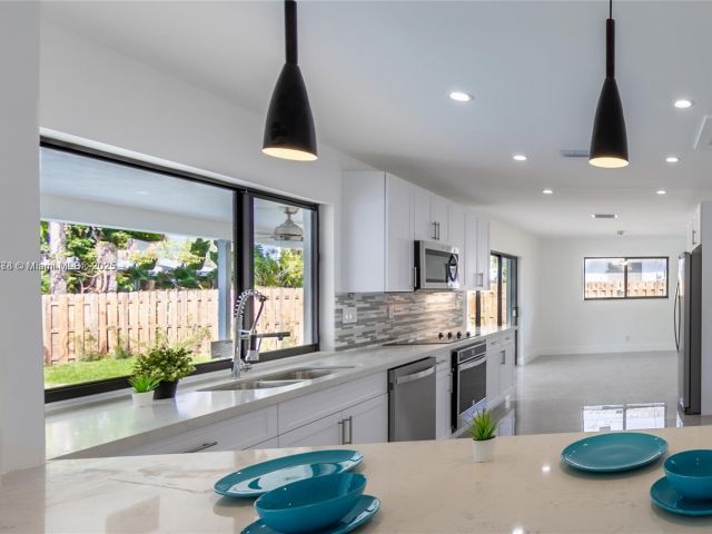 Дом в аренду по адресу 1001 NW 6th Drive - фото 6905813