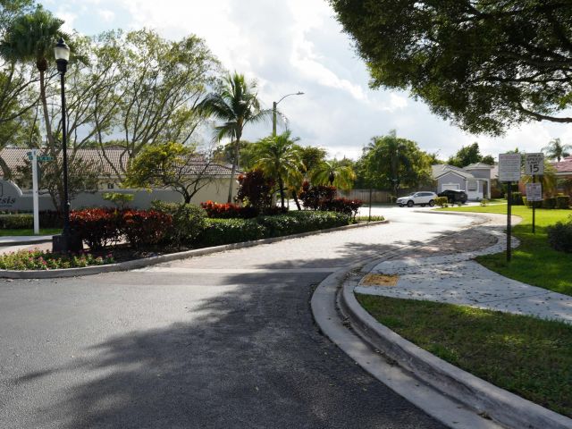 Продажа дома по адресу 10245 SW 16th Court - фото 6905157