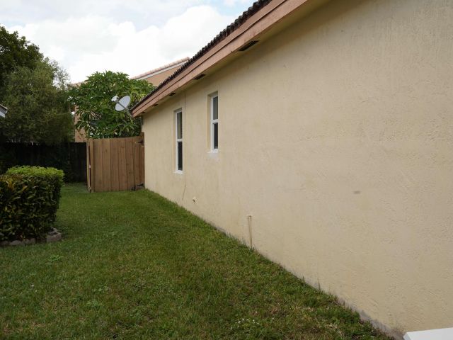 Продажа дома по адресу 10245 SW 16th Court - фото 6905159