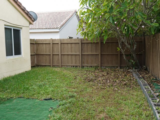 Продажа дома по адресу 10245 SW 16th Court - фото 6905170