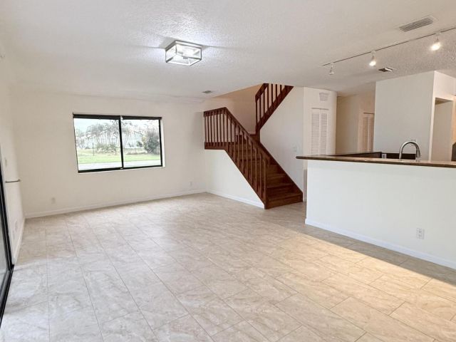 Дом в аренду по адресу 1635 Woodbridge Lakes Circle - фото 6893606