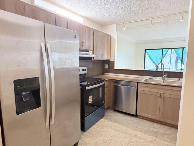 Дом в аренду по адресу 1635 Woodbridge Lakes Circle - фото 6893607