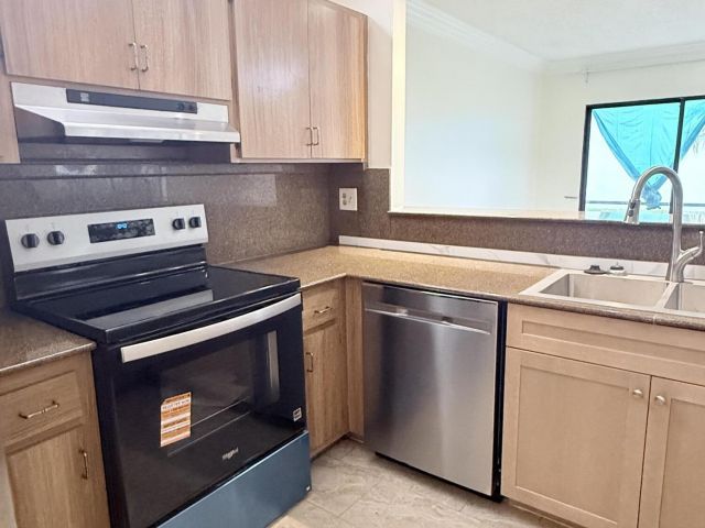 Дом в аренду по адресу 1635 Woodbridge Lakes Circle - фото 6893608