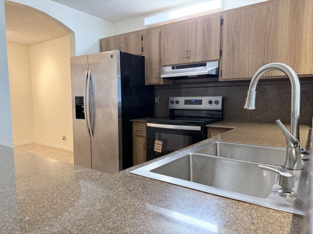 Дом в аренду по адресу 1635 Woodbridge Lakes Circle - фото 6893609