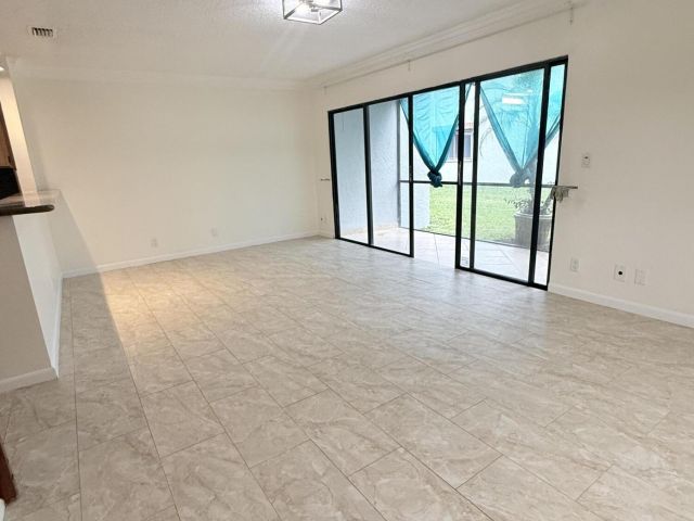 Дом в аренду по адресу 1635 Woodbridge Lakes Circle - фото 6893610