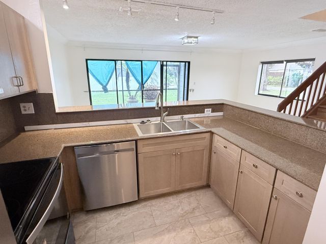 Дом в аренду по адресу 1635 Woodbridge Lakes Circle - фото 6893611