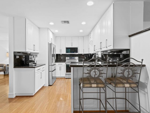 Продажа дома по адресу 27 NE 16th Avenue - фото 6893290