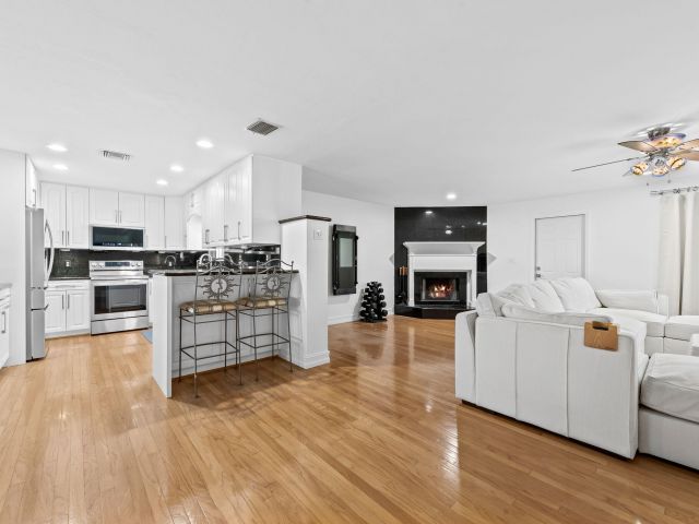 Продажа дома по адресу 27 NE 16th Avenue - фото 6893291