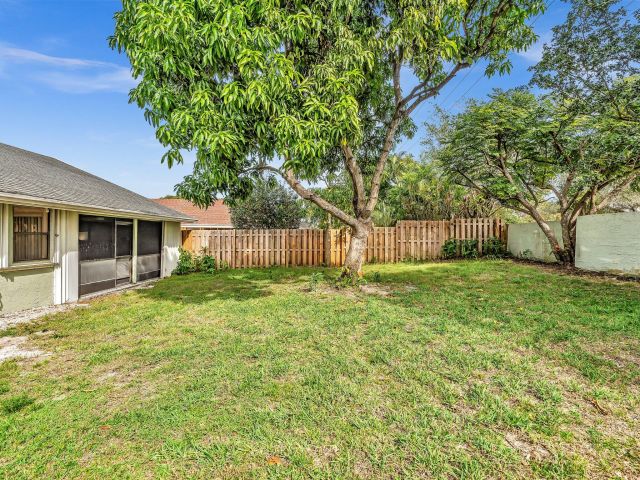 Продажа дома по адресу 1045 NW 18th Avenue - фото 6892611