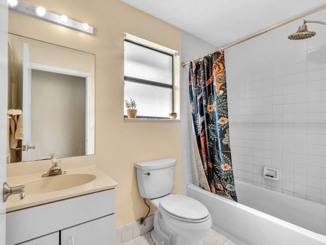 Продажа дома по адресу 1045 NW 18th Avenue - фото 6892612