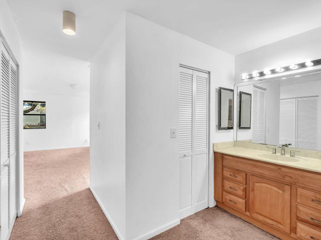 Продажа дома по адресу 1045 NW 18th Avenue - фото 6892615