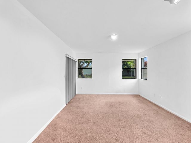 Продажа дома по адресу 1045 NW 18th Avenue - фото 6892616