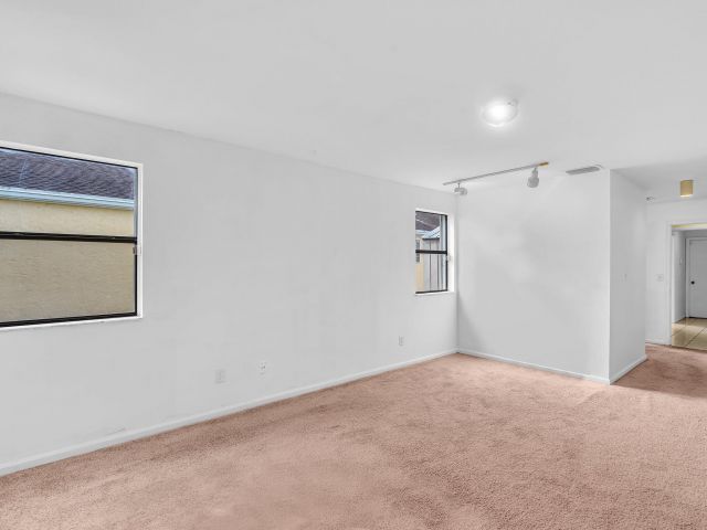 Продажа дома по адресу 1045 NW 18th Avenue - фото 6892617