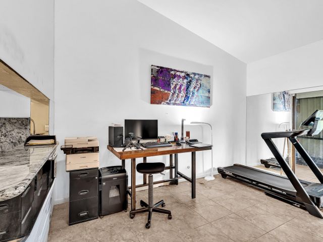 Продажа дома по адресу 1045 NW 18th Avenue - фото 6892620