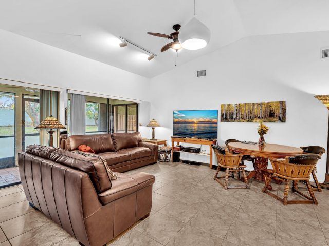 Продажа дома по адресу 1045 NW 18th Avenue - фото 6892621