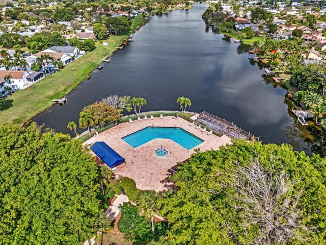 Продажа дома по адресу 1045 NW 18th Avenue - фото 6892625