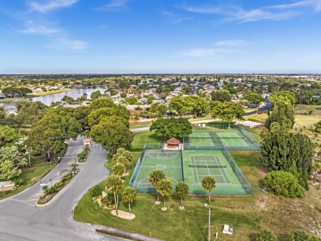 Продажа дома по адресу 1045 NW 18th Avenue - фото 6892626