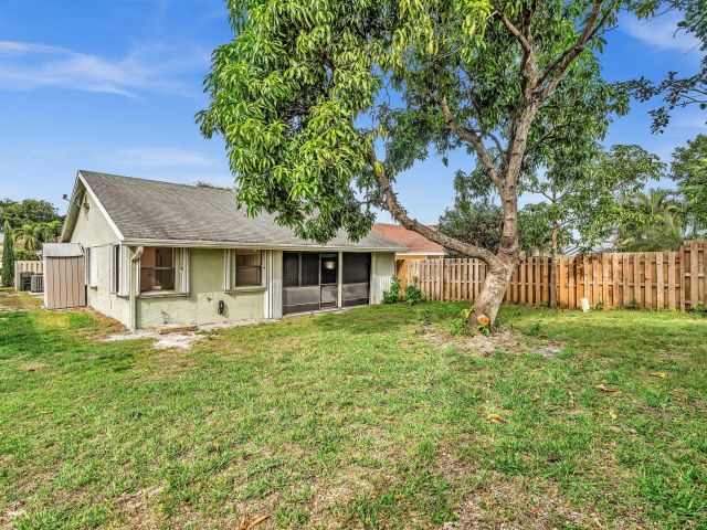 Продажа дома по адресу 1045 NW 18th Avenue - фото 6892628