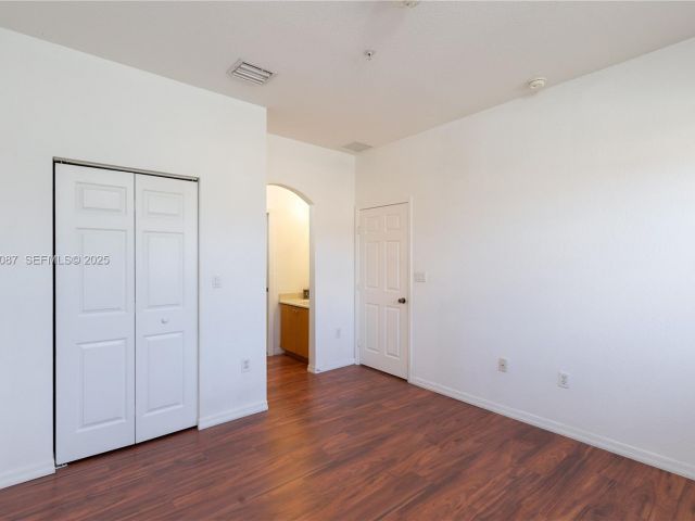 Дом в аренду по адресу 1009 SW 144th Ave 2701 - фото 7509972