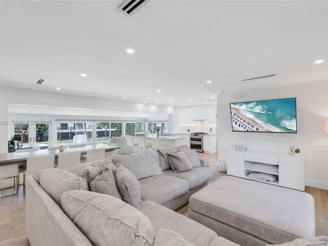 Продажа дома по адресу 2448 SE 9th St - фото 7536026