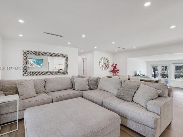 Продажа дома по адресу 2448 SE 9th St - фото 7536027