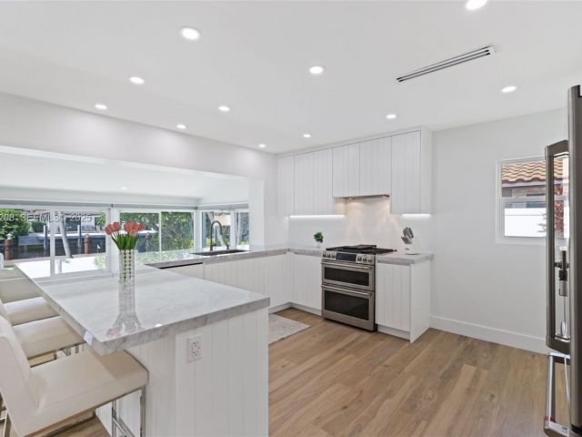 Продажа дома по адресу 2448 SE 9th St - фото 7536030