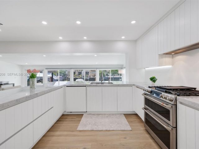 Продажа дома по адресу 2448 SE 9th St - фото 7536032