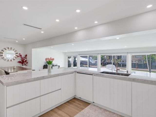 Продажа дома по адресу 2448 SE 9th St - фото 7536033