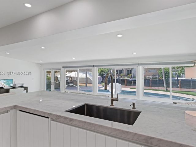 Продажа дома по адресу 2448 SE 9th St - фото 7536034