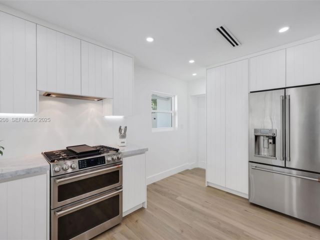 Продажа дома по адресу 2448 SE 9th St - фото 7536035