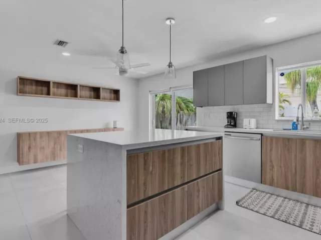 Дом в аренду по адресу 617 NW 30th Ct 0 - фото 6892496