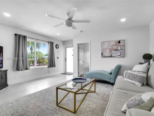 Дом в аренду по адресу 617 NW 30th Ct 0 - фото 6892502