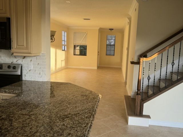 Дом в аренду по адресу 168 W Astor Circle - фото 6892180