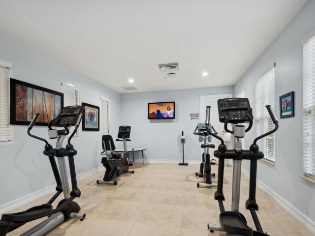 Дом в аренду по адресу 148 SW 7th Court - фото 6897172