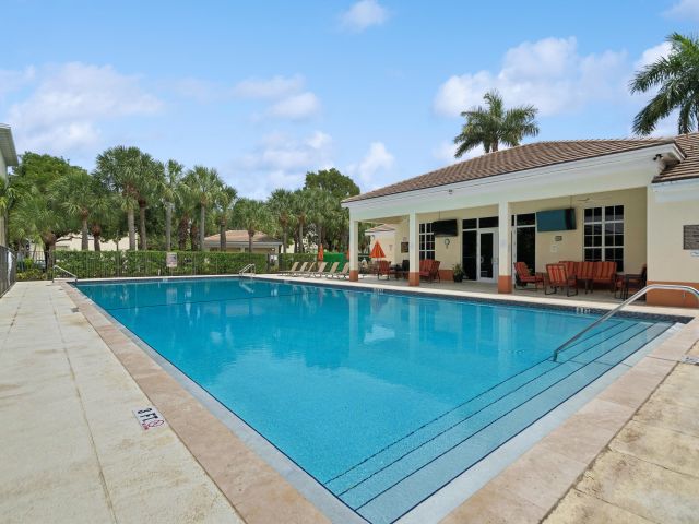 Дом в аренду по адресу 148 SW 7th Court - фото 6897173