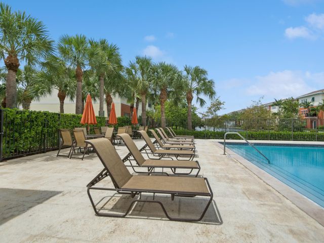 Дом в аренду по адресу 148 SW 7th Court - фото 6897174