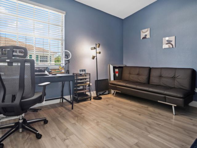 Дом в аренду по адресу 148 SW 7th Court - фото 6897176