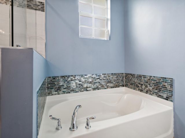 Дом в аренду по адресу 148 SW 7th Court - фото 6897179