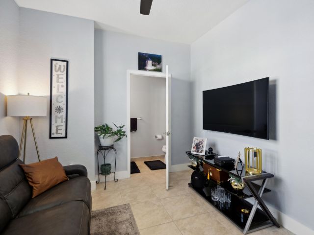 Дом в аренду по адресу 148 SW 7th Court - фото 6897183