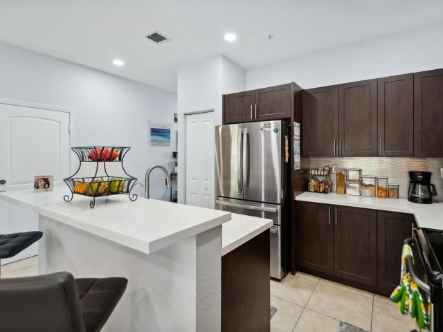 Дом в аренду по адресу 148 SW 7th Court - фото 6897185