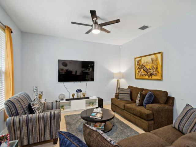 Дом в аренду по адресу 148 SW 7th Court - фото 6897186