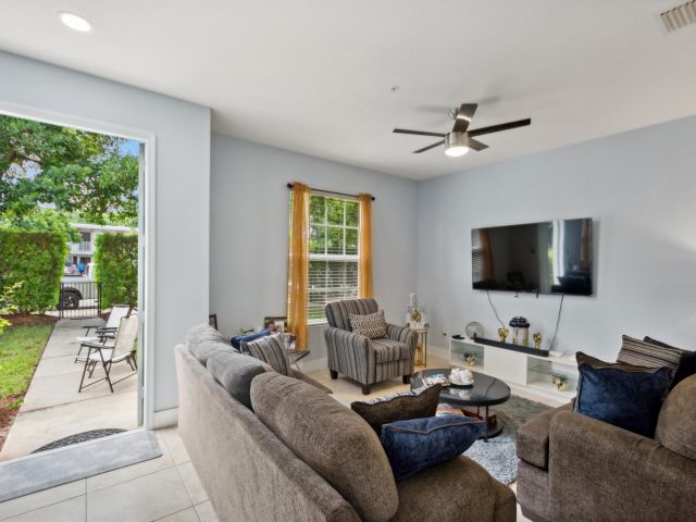 Дом в аренду по адресу 148 SW 7th Court - фото 6897187