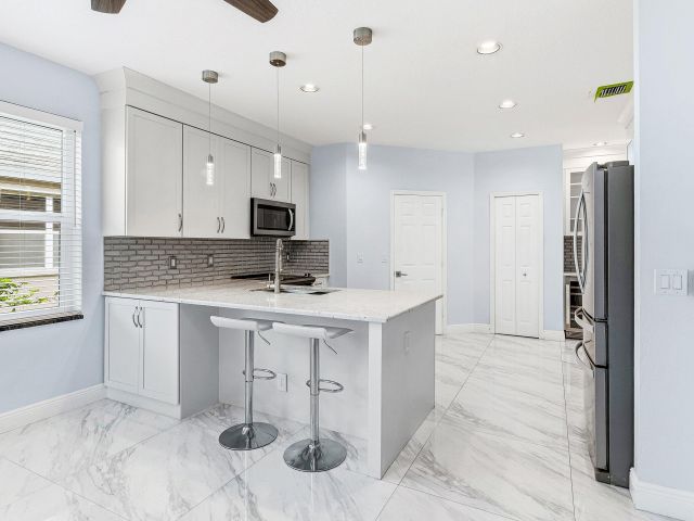 Дом в аренду по адресу 12403 Cascades Pointe Drive - фото 6897118