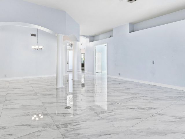 Дом в аренду по адресу 12403 Cascades Pointe Drive - фото 6897122