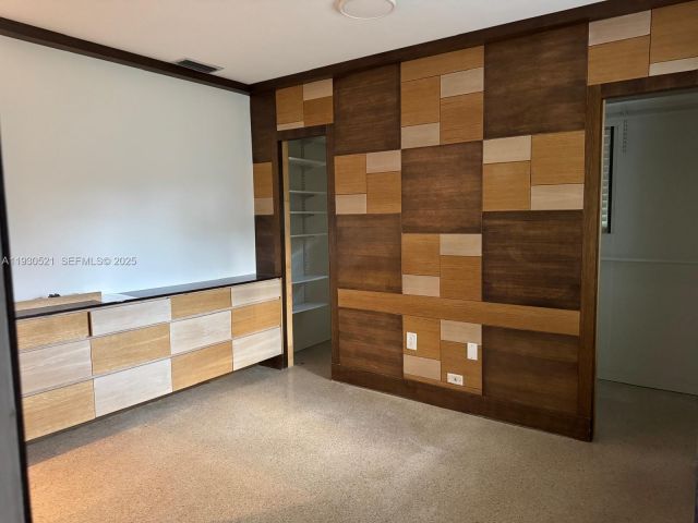 Дом в аренду по адресу 985 NE 115th St - фото 6901577