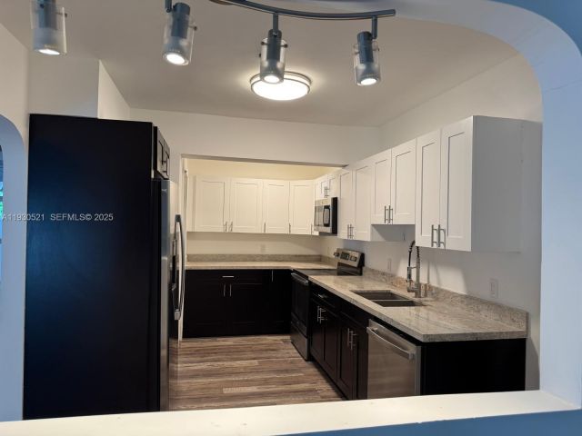 Дом в аренду по адресу 985 NE 115th St - фото 6901592