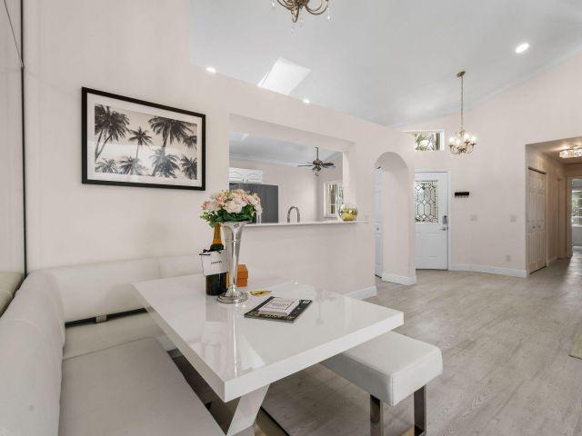 Продажа дома по адресу 9293 Heathridge Drive - фото 6899231