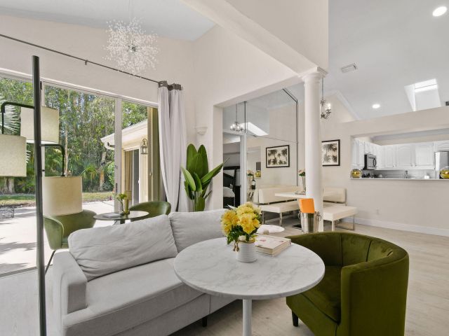 Продажа дома по адресу 9293 Heathridge Drive - фото 6899236