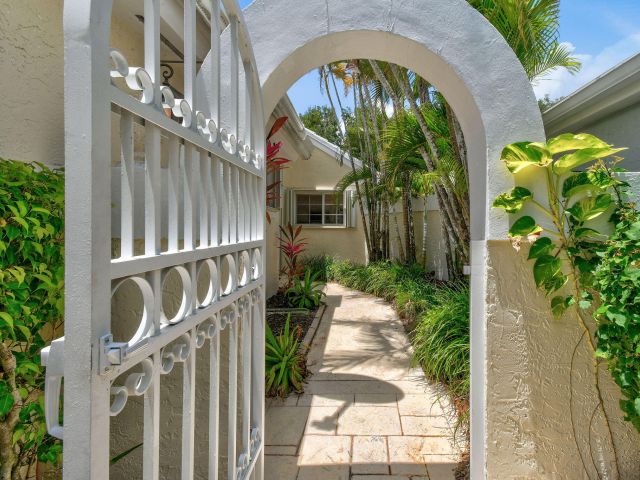 Продажа дома по адресу 9293 Heathridge Drive - фото 6899245